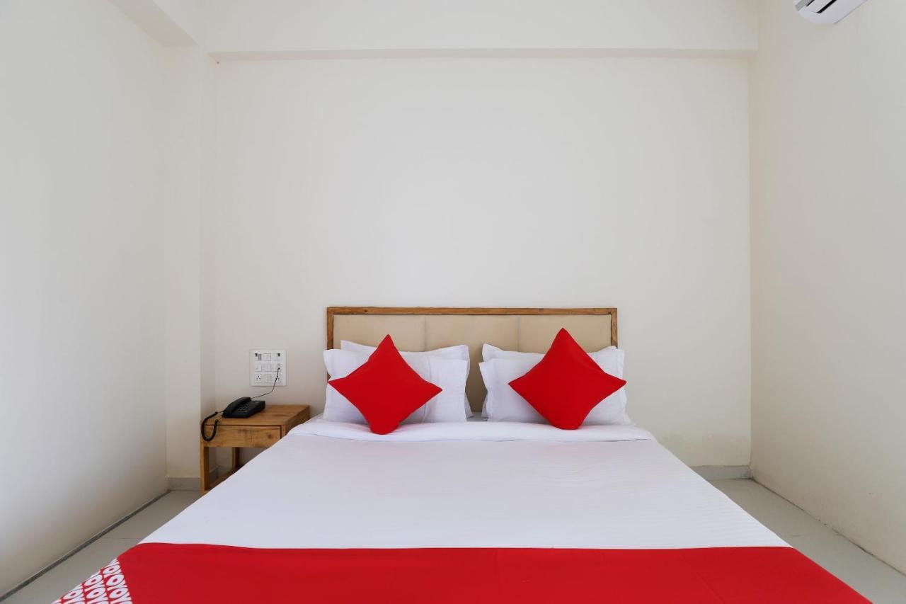 Oyo 49529 Hotel Royal Palace Surat Esterno foto