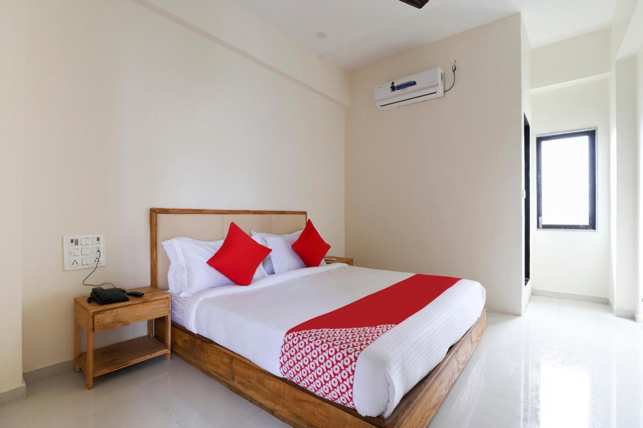 Oyo 49529 Hotel Royal Palace Surat Esterno foto